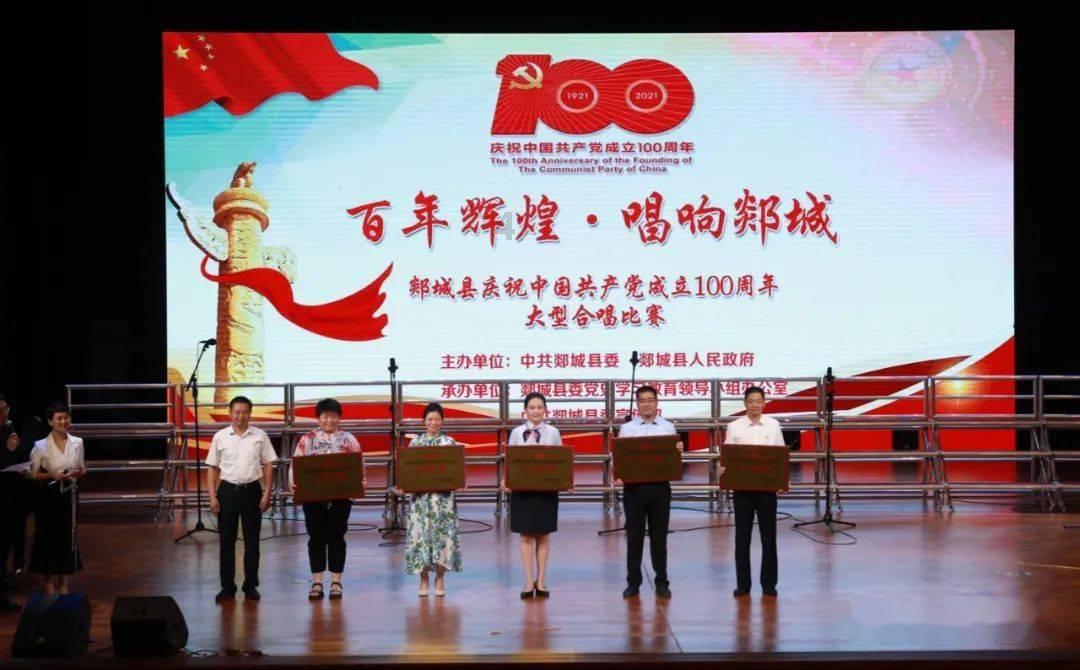 杜海涛沈梦辰牵手逛街，两人一直手牵手，海涛身型变瘦变挺拔！